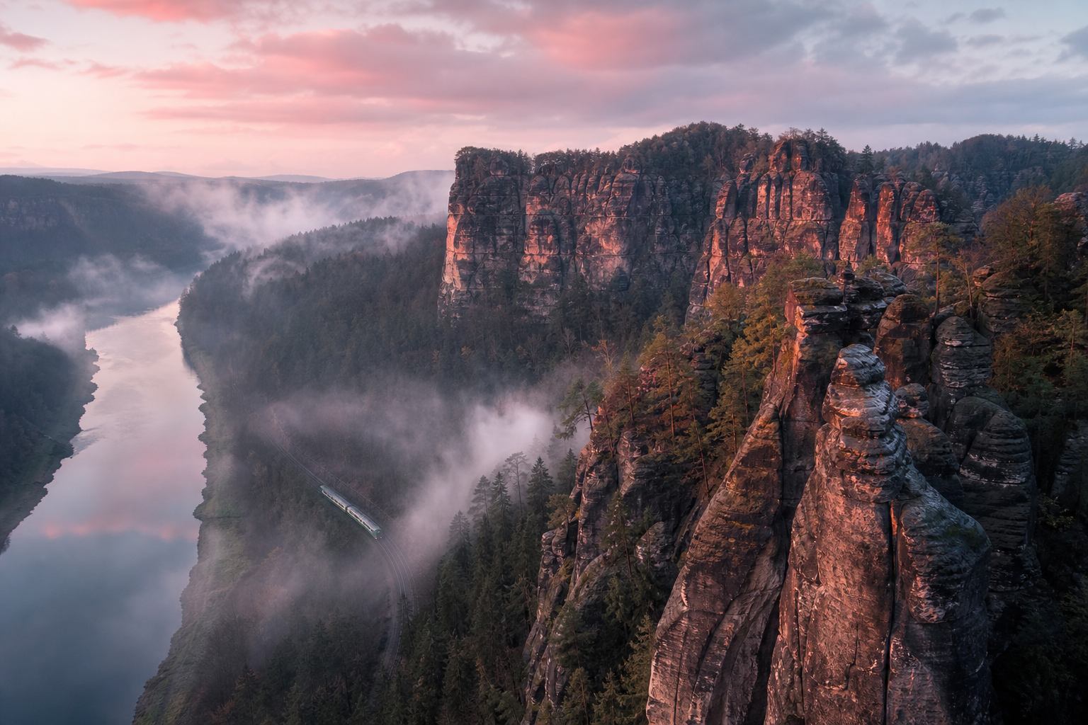 Morgennebel über Sandsteinfelsen und Elbetal in der Sächsischen Schweiz